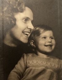Pavla Jazairiová s matkou Emou v roce 1946