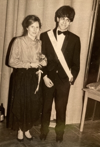 Pavla Jazairiová se synem Nisanem při jeho maturitě v roce 1984