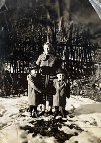 Vpravo František a vedle něho starší bratr Ernest se svou matkou. Snímek byl pořízen v roce 1953 v Comanesti