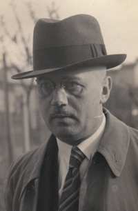 Strýc Nory Hermanové, u kterého žila koncem války po zatčení rodičů