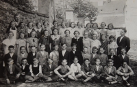 Měšťanská škola v Ratajích, Marie vpravo nahoře, kolem roku 1938