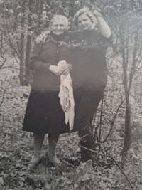 Matka Nataša s prababičkou pamětnice, Konstantinovka, polovina 70. let