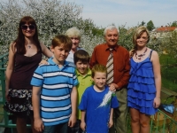 Manželé Centnerovi s vnoučaty, kolem roku 2010