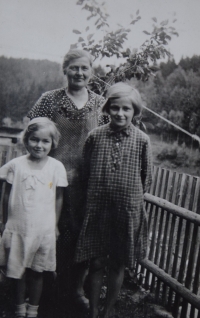 Marie (vpravo) se sestrou Julií a matkou, kolem roku 1939