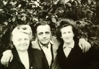 Rodiče pamětnice s babičkou Marií, srpen 1966