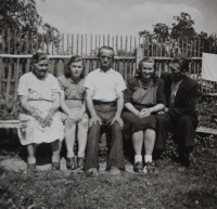 Marie s manželem (vpravo), rodiči Brůhovými a sestrou Julií, 1949