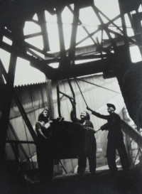 Matka Anna (uprostřed) při práci v dolech, poválečné Ostravsko