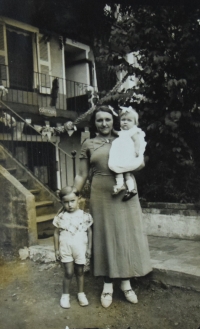 Matka Anna s dcerou Eliane v náručí a svým bratrem Arnoldem, 1937