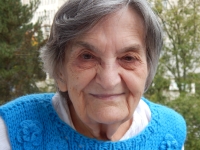 Milena Svorová na balkoně svého bytu v Karlových Varech v roce 2019