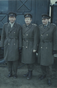 Miroslav Horák (první zleva) s kolegy vojáky v druhé polovině osmdesátých let