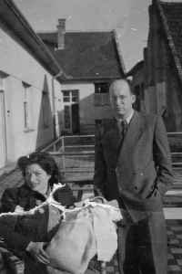 Judita a Alexandr Slobodovi s malým Ivanem v roce 1946
