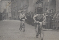 Pekařský učeň Jaroslav Koutný na závodech, kolem 1939