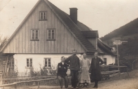 Babička Zofia (vpravo) před domem č. 27 v tehdejším Strausseney (nyní Pstrążna)