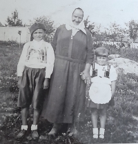 S babičkou Novákovou a sestrou Annou