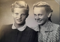 S kamarádkou Ludmilou Rychtrovou, Bohumíra vpravo, 1949