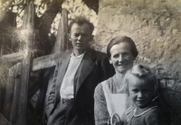 S maminkou a biologickým tatínkem v září 1937, ještě před jeho smrtí
