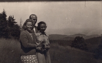Pamětnice se svými rodiči v horách, když jí bylo 12-13 let, cca 1949-1950