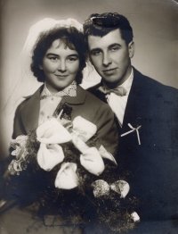 Svatební fotka kamarádky, se kterou pamětnici po válce topili