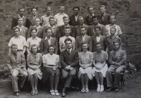 Septima olomouckého gymnázia, učitel Dr. Králík, 1940–1941, Josef Minář uprostřed v bílé rozhalence