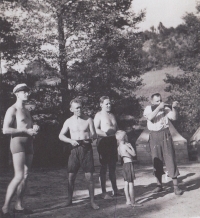 Fotografie ze sokolského tábora Zlatý potok, vlevo Jan Sedláček, 1938/1939
