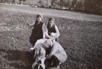 V době pobytu v Solnici (pamětnice dole zády k fotografii)