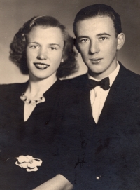Svatební fotka rodičů, 1948