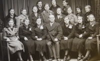 Starosta Horní Studénky u odvodu děvčat na práci, 1939