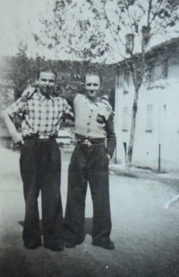 Strýc Arnold s kamarádem Potáčkem jako partyzáni ve francouzských horách, 1945