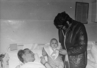  Ján Juráš na rukách s prvorodeným synom Martinom Jánom na návšteve u otca Jozefa Juráša v štátnej nemocnici v Bratislave v r.1975