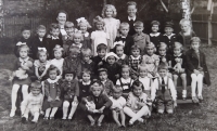 Skupinová fotografie ze školky v Solnici, kam chodila Olga před stěhováním do Hlinska