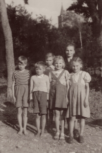 Šest dětí Zofie a Reinholda Zwikirschových před kostelem v Pstrążné (maminka pamětnice nahoře, nejstarší)