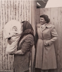 Ladislavova dcera Miládka, nar.1951, s babičkou a matkou 