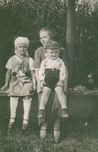 S matkou a bratrem, kolem roku 1935