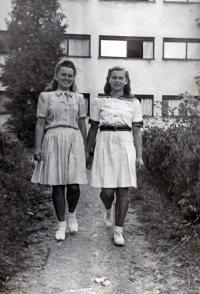 Libuše Durdová (vlevo) s kamarádkou, kolem roku 1946