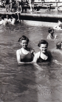 Libuše Durdová (vpravo) na výletě na Slovensku, 40. léta
