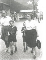 Frederike (vlevo) s její matkou (vpravo) a její dva bratři v roce 1953