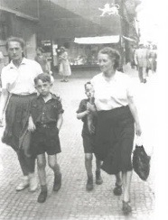 Frederike (vlevo) s její matkou (vpravo) a její dva bratři v roce 1953