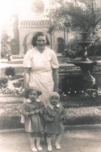 Frederike a její nevlastní sestra z matčina prvního manželství. 