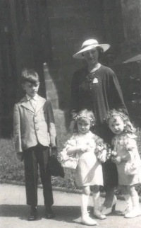 Frederike s matkou a nevlastními sourozenci jako družičky a družba. Frederike je dívka s kudrnatými vlasy. 