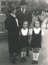 Frederike s rodiči a starší sestrou. 