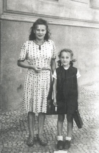 Frederike a pomocnice v domácnosti, která ji chodila vyzvedávat. 