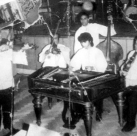 Josef Giňa u cimbálu s otcem (vlevo) a strýcem Janem, asi začátek 90. let