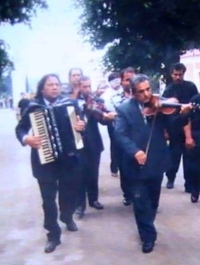 Josef Giňa (s houslemi) na pohřbu svého otce, po roce 2010