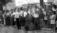 Sešlost rodiny Giňových – otec Josefa Gini s houslemi, strýc Jan s basou, Vojtěch Giňa s akordeonem, Opava, 70. léta 