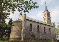 Kamenný evangelický kostel v Pstrążné z roku 1848, který vznikl díky pastorovi Bergmanovi