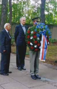 Jiří Línek (uprostřed) na pietním shromáždění na Ďáblickém hřbitově v Praze 26. 6. 2019