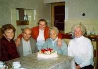 Maminka Milada Kalová (vlevo) se svými sourozenci