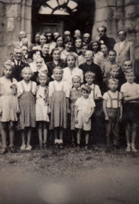 Návštěva pastora Hoffmanna v roce 1956 v Pstrążné (pastor Hoffmann na farnost v Pstrążné nikdy nezapomněl a několikrát ji navštívil)