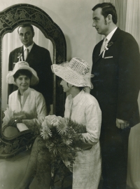 Novomanželé Neumajerovi, Karlštejn, 1971