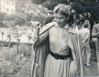 Ludmila Ordnungová na mistrovství světa 1957 v Brazílii na návštěvě na hadí farmě